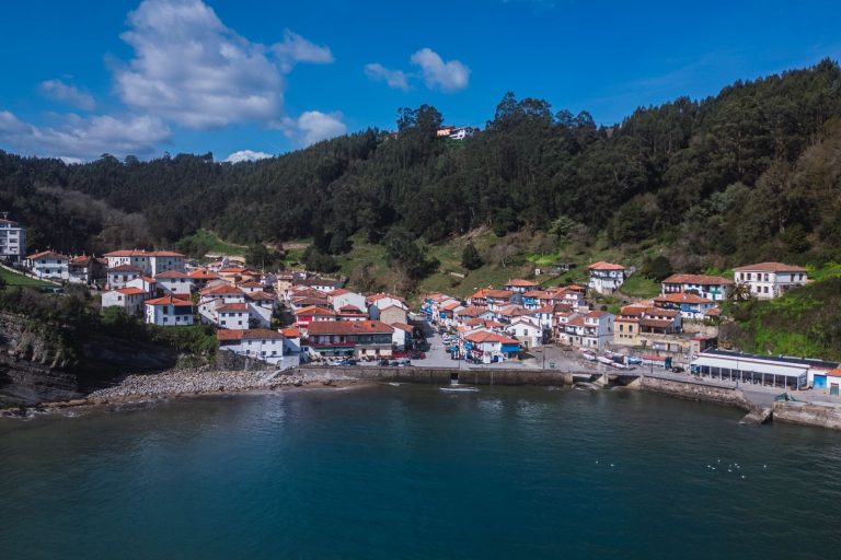 casa junto al mar venta tazones asturias
