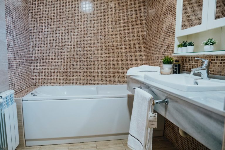 Baño moderno con azulejos en color marrón en casa en venta en Aviles Balagares