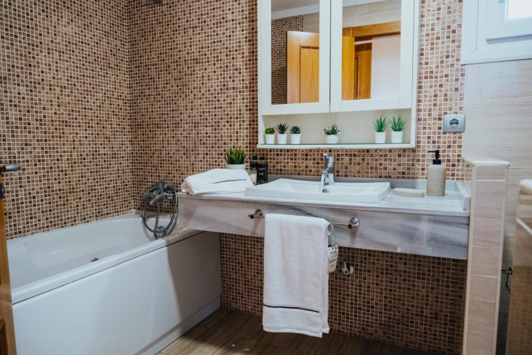 Baño moderno con azulejos en color marrón en casa en venta en Aviles Balagares