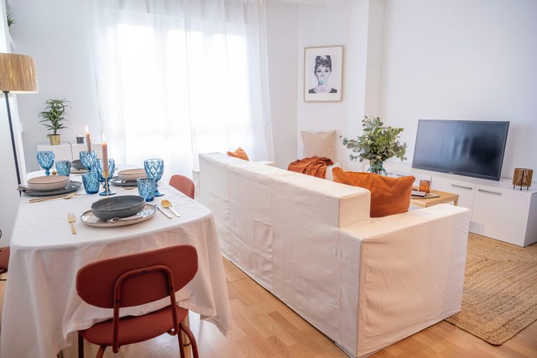 Vista de un piso luminoso en Gijón preparado para la venta con home staging profesional