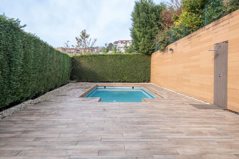 chalet con piscina privada y parcela en asturias