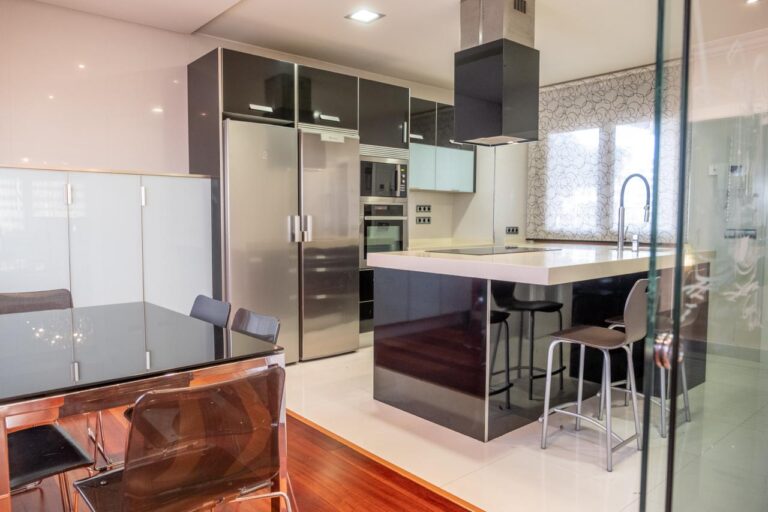 cocina con isla en chalet